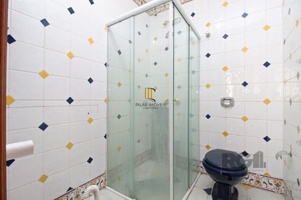 Casa em Porto Alegre, no bairro Ipanema, com 3 dormitório(s), e 3 banheiros, à venda.