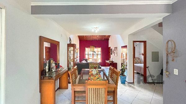 Casa em Porto Alegre, no bairro Hípica, com 3 dormitório(s), e 2 banheiros, à venda.