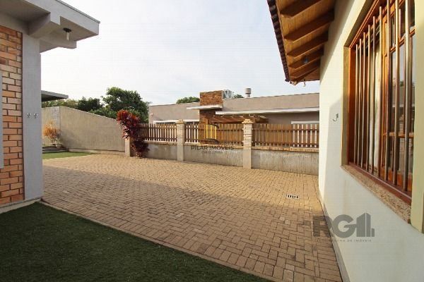 Casa em Porto Alegre, no bairro Belém Novo, com 3 dormitório(s), e 3 banheiros, à venda.
