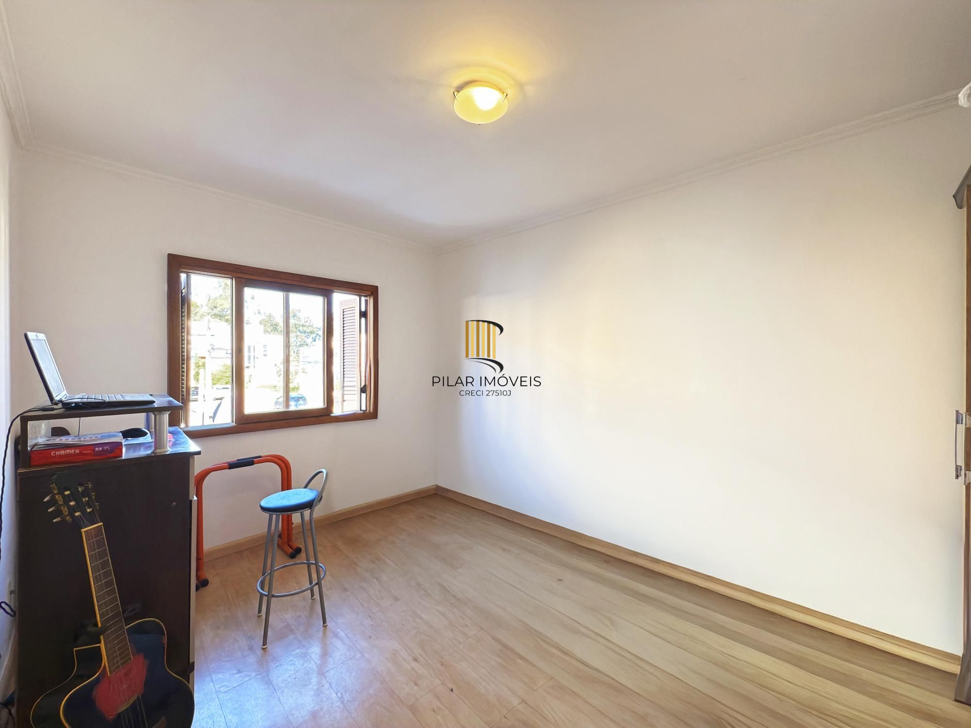 Sobrado a venda no Bairro Hipica de Porto alegre com 04 dormitórios sendo 01 suite