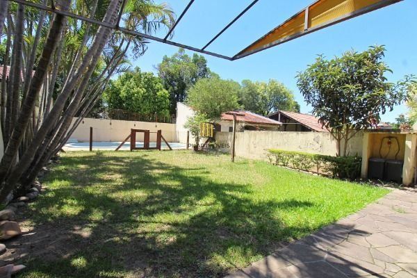 Casa em Porto Alegre, no bairro Ipanema, com 3 dormitório(s), e 3 banheiros, à venda.