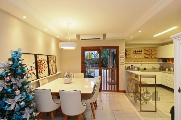 Casa 3 dormitórios no bairro Hípica