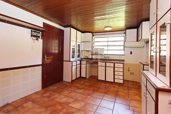Casa em Porto Alegre, no bairro Ipanema, com 3 dormitório(s), e 3 banheiros, à venda.