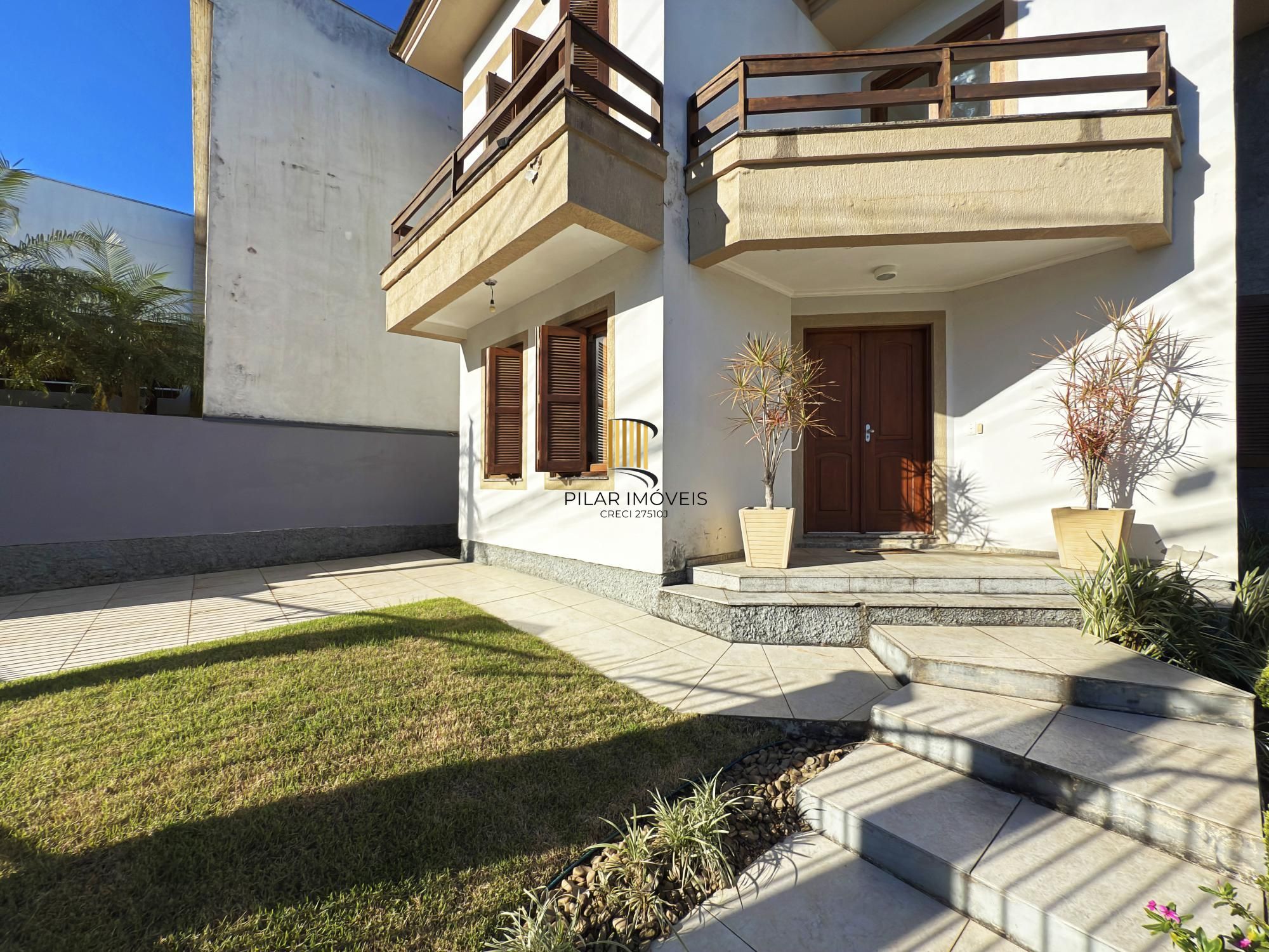 Sobrado a venda no Bairro Hipica de Porto alegre com 04 dormitórios sendo 01 suite