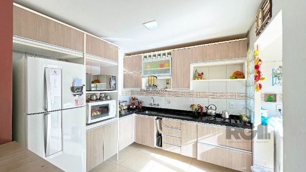 Casa Condominio em Porto Alegre, no bairro Vila Nova, com 3 dormitório(s), e 3 banheiros, à venda.