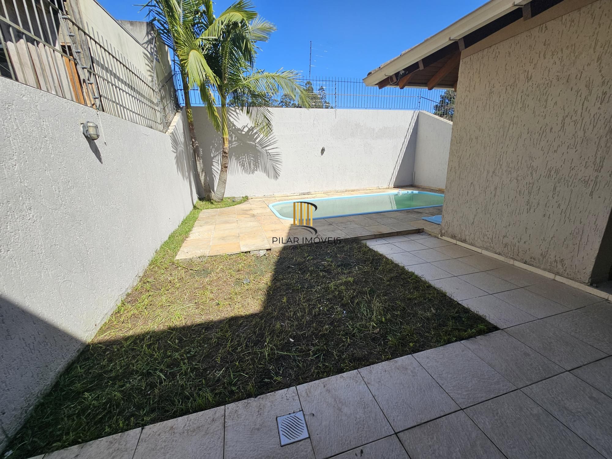 Sobrado 3 dormitórios com lareira, churrasqueira, piscina, 4 vagas garagem com 196,00m² de área construída no bairro Hípica !