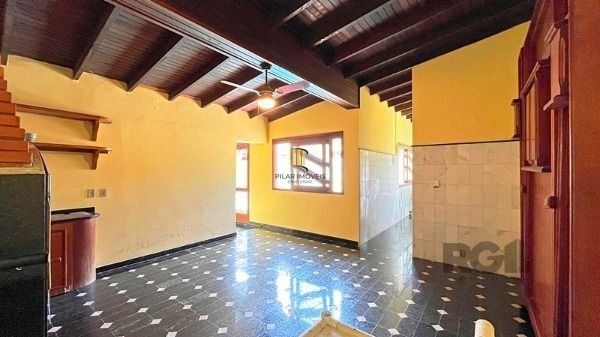Casa em Porto Alegre, no bairro Guarujá, com 5 dormitório(s), e 5 banheiros, à venda.