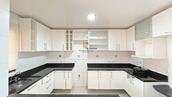 Casa em Porto Alegre, no bairro Hípica, com 3 dormitório(s), e 3 banheiros, à venda.