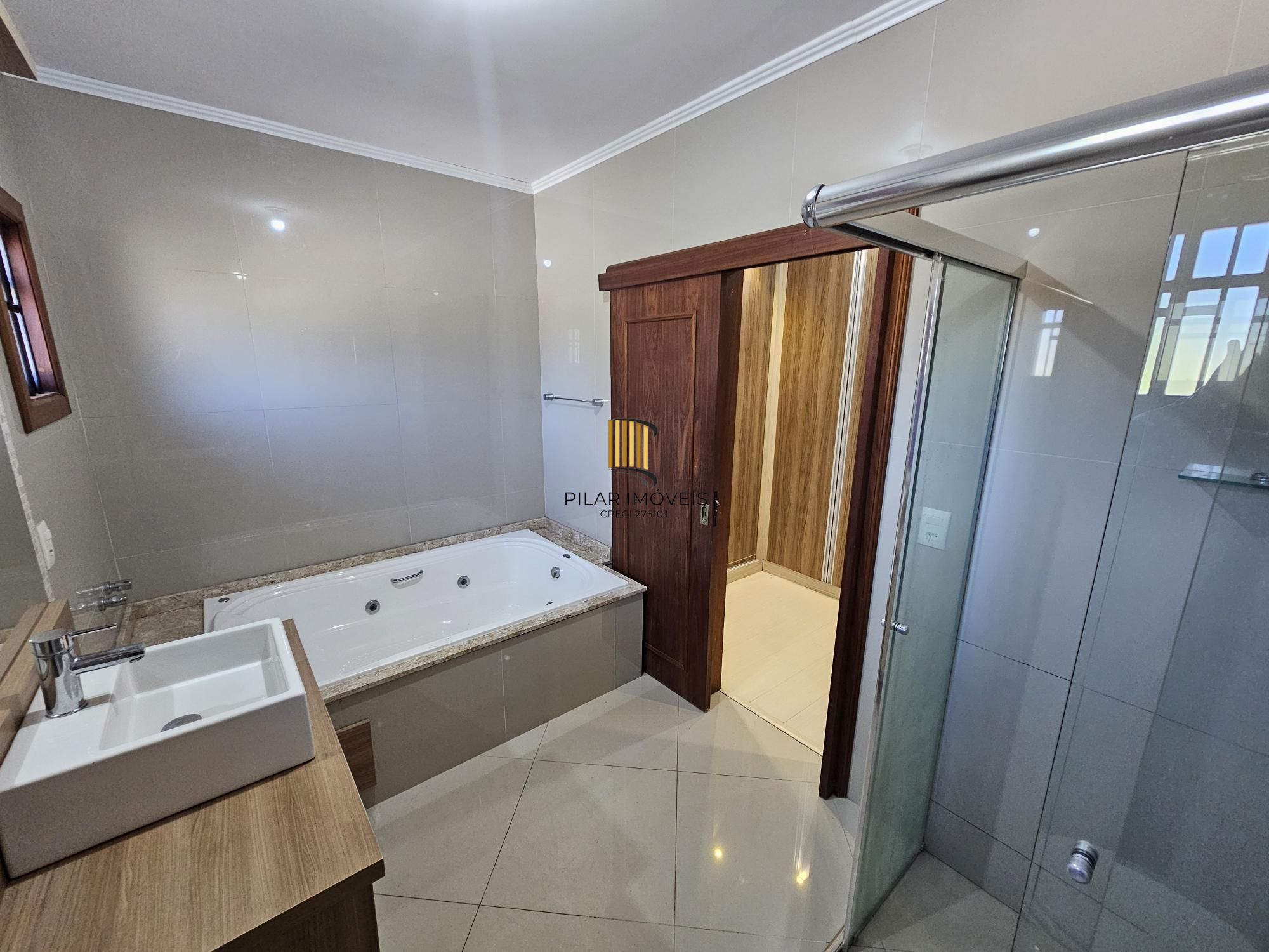 Sobrado 3 dormitórios com lareira, churrasqueira, piscina, 4 vagas garagem com 196,00m² de área construída no bairro Hípica !