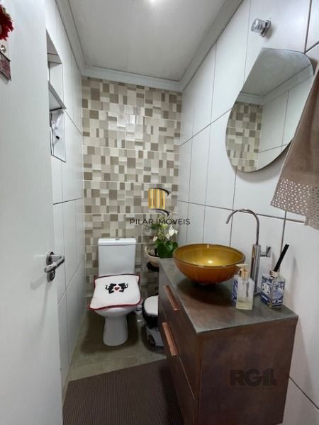 Casa em Porto Alegre, no bairro Vila Nova, com 3 dormitório(s), e 3 banheiros, à venda.