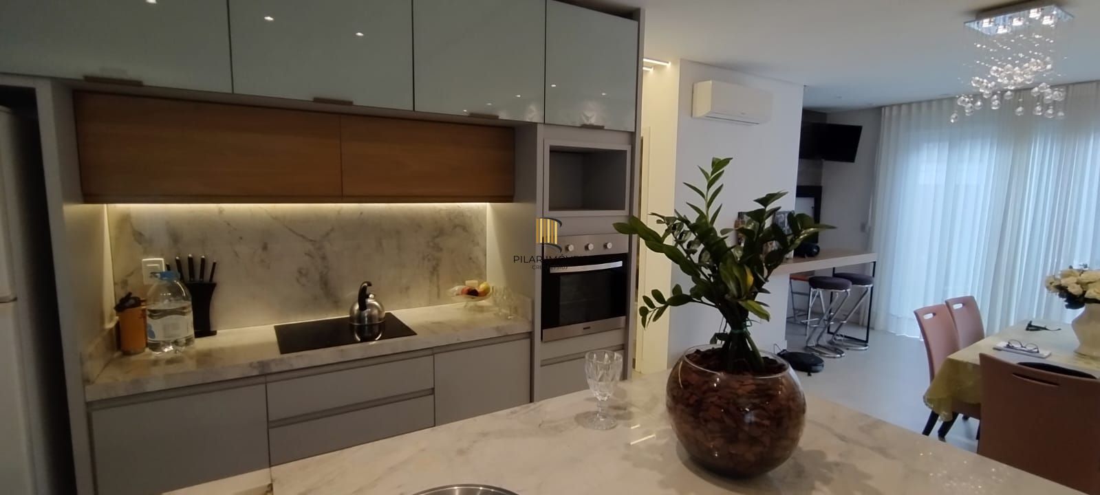 Casa térrea em condomínio fechado com 3 suítes, mobiliada, pátio , 168 m² privativos
