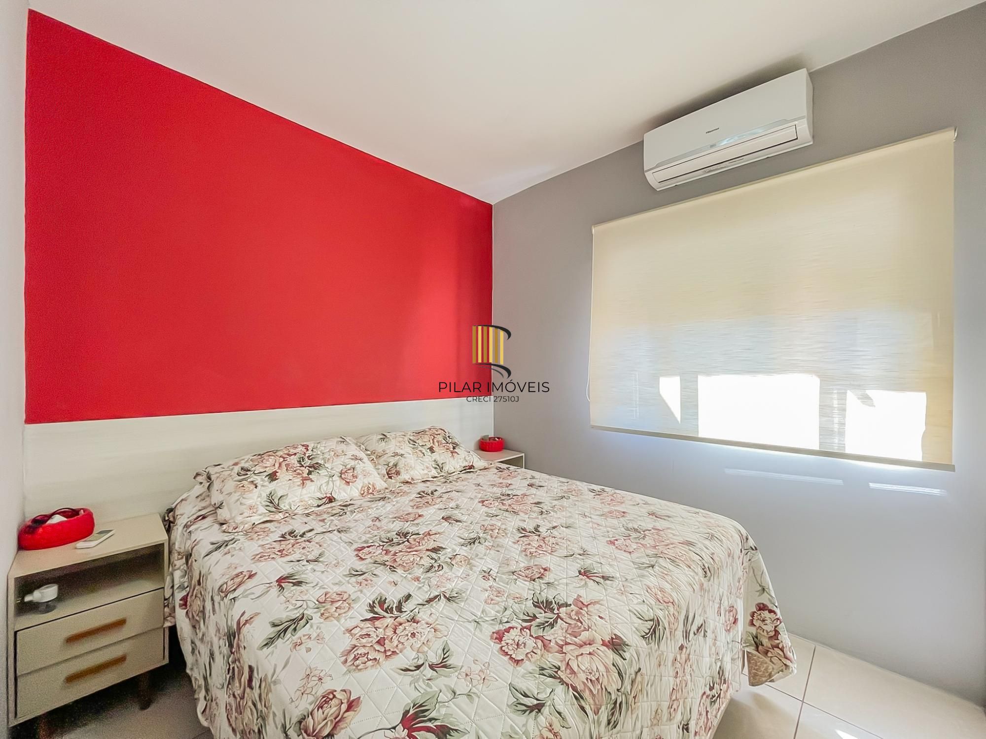 Casa 2 dormitórios em condomínio, semi mobiliada, vaga coberta para 2 carros, lareira e pátio com churrasqueira. Condomínio com infra de lazer completo. Próximo ao comércio e todas as conveniências do bairro.