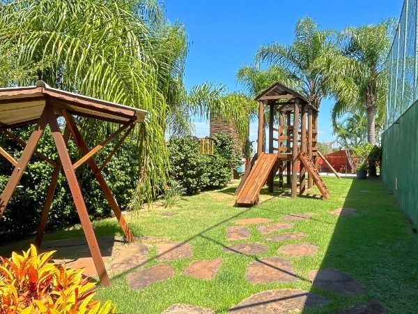 Casa Condominio em Porto Alegre, no bairro Cristal, com 4 dormitório(s), e 4 banheiros, à venda.