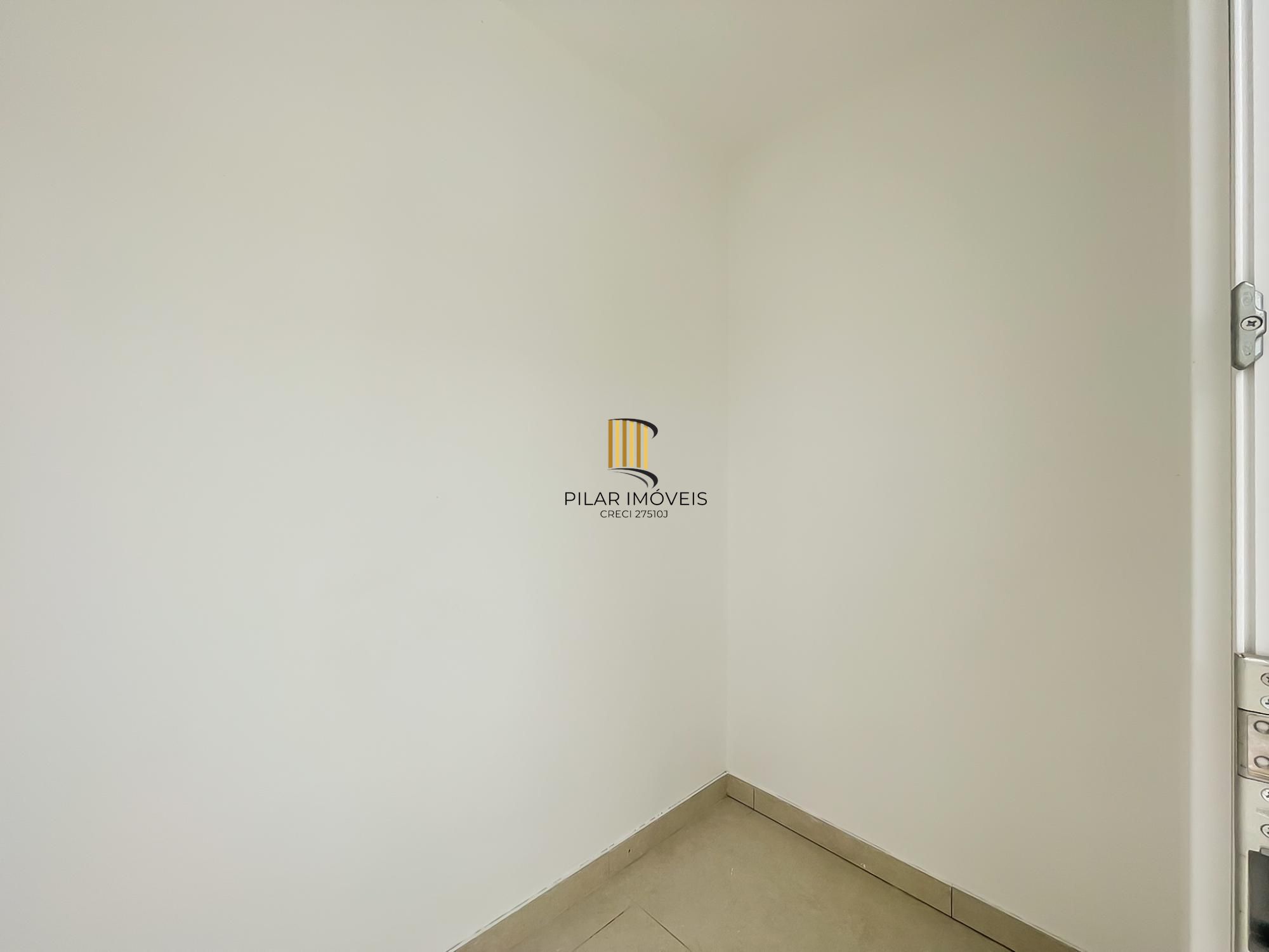 Casa ampla com piscina e suíte diferenciada em condomínio no Lagos de Ipanema zona Sul de Porto Alegre !