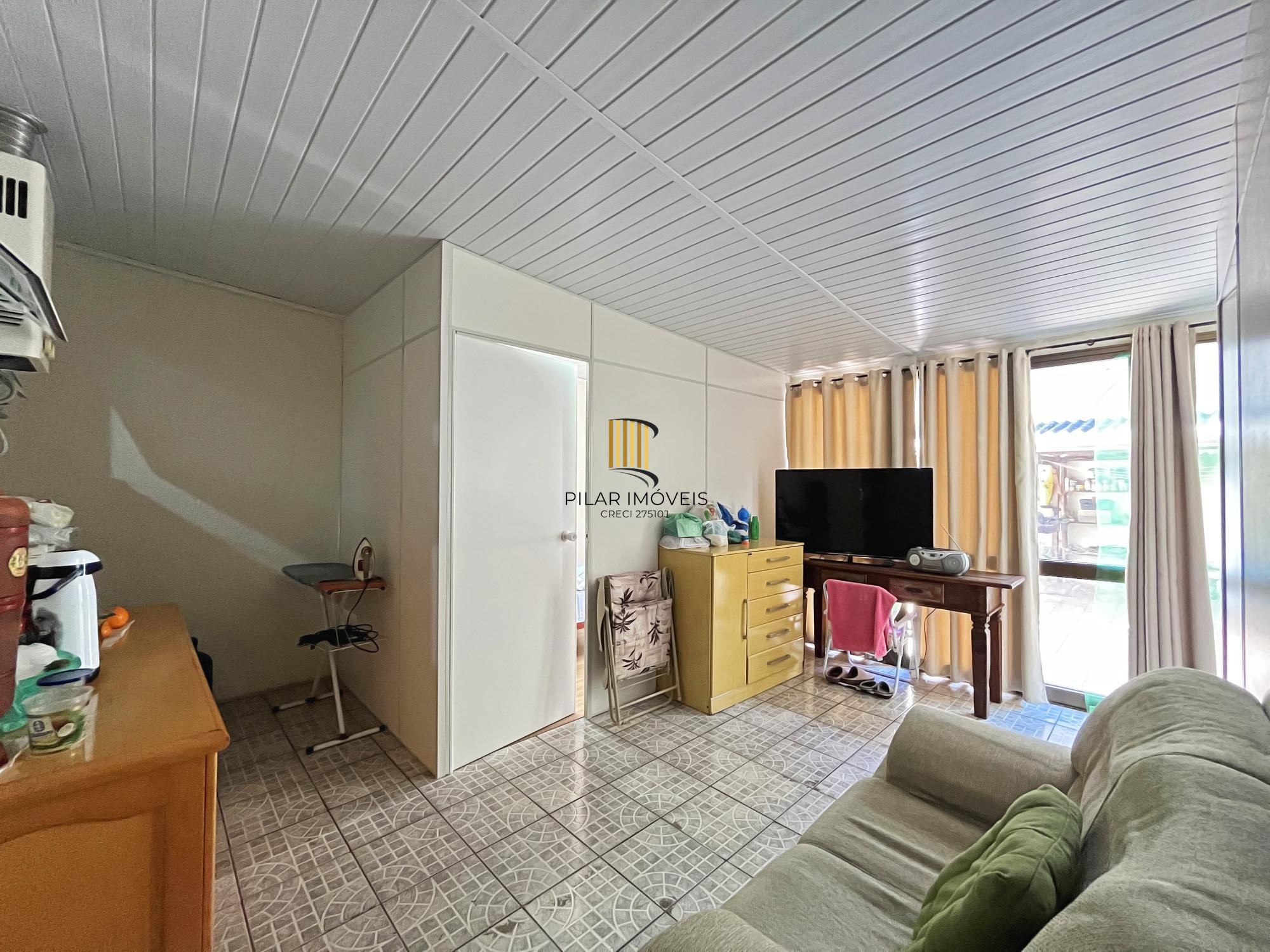 Ótima casa 2 dormitórios, 2 vagas, em rua calma no bairro.