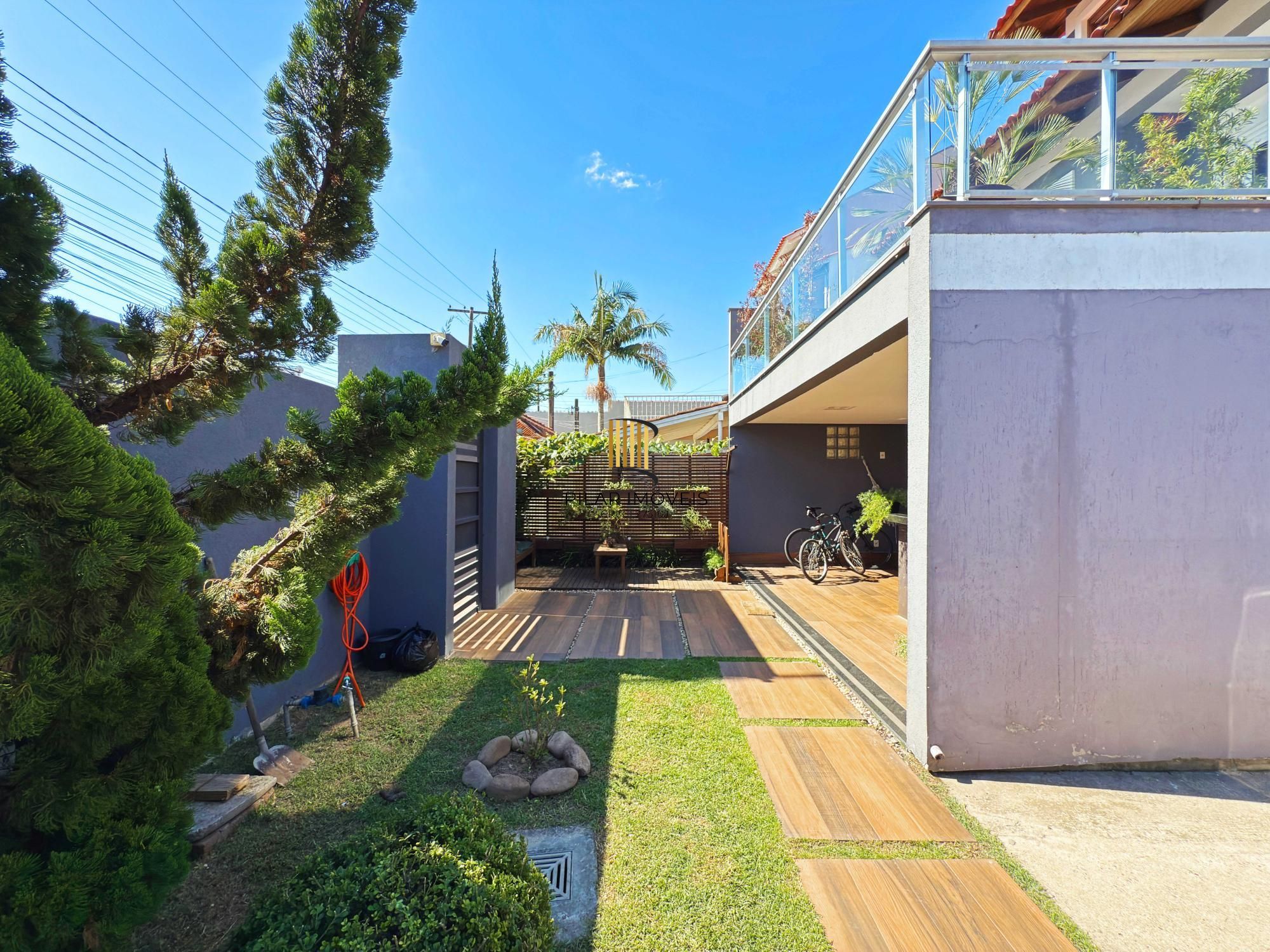 Em busca de uma casa espaçosa e cheia de comodidades no bairro Hípica