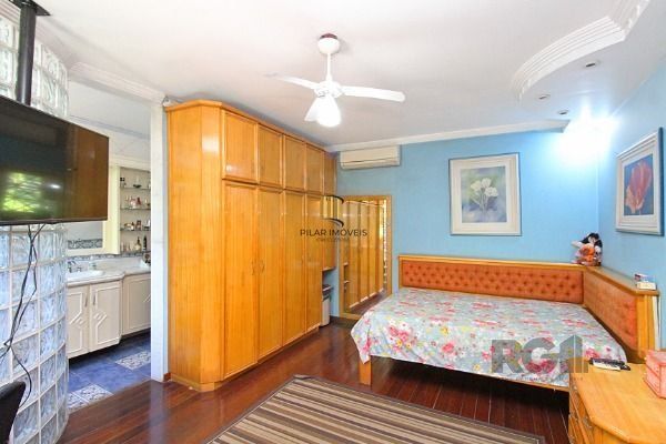 Casa em Porto Alegre, no bairro Ipanema, com 3 dormitório(s), e 3 banheiros, à venda.