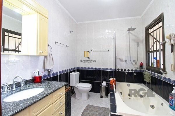 Casa em Porto Alegre, no bairro Ipanema, com 4 dormitório(s), e 4 banheiros, à venda.
