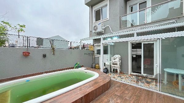 Casa em Porto Alegre, no bairro Hípica, com 3 dormitório(s), e 3 banheiros, à venda.