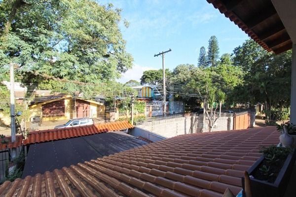 Casa em Porto Alegre, no bairro Ipanema, com 4 dormitório(s), e 4 banheiros, à venda.