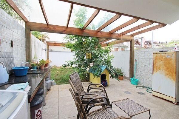 Casa em Porto Alegre, no bairro Espírito Santo, com 3 dormitório(s), à venda.