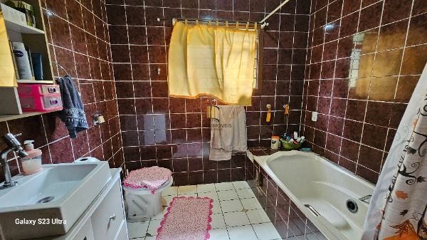 Casa em Porto Alegre, no bairro Belém Novo, com 3 dormitório(s), e 3 banheiros, à venda.