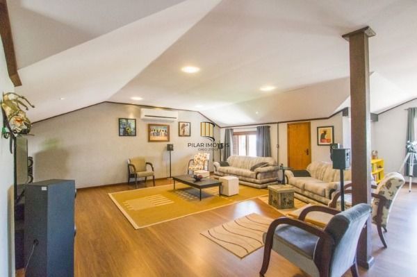 Casa para Venda - 300m², 4 dormitórios, sendo 1 suites, 8 vagas - Imperial Parque