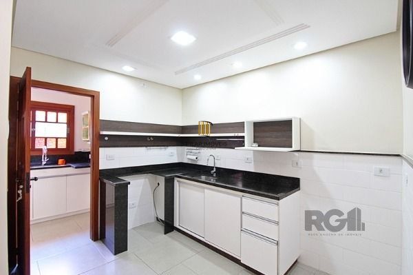 Casa em Porto Alegre, no bairro Hípica, com 3 dormitório(s), e 3 banheiros, à venda.