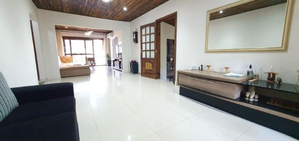 Sítio em Porto Alegre, no bairro Restinga, com 2 dormitório(s), e 2 banheiros, à venda.