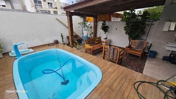 Casa em Porto Alegre, no bairro Hípica, com 3 dormitório(s), e 3 banheiros, à venda.