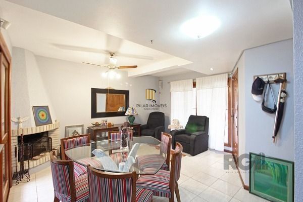 Casa em Porto Alegre, no bairro Guarujá, com 3 dormitório(s), e 3 banheiros, à venda.