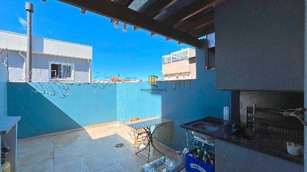Casa em Porto Alegre, no bairro Guarujá, com 3 dormitório(s), e 3 banheiros, à venda.