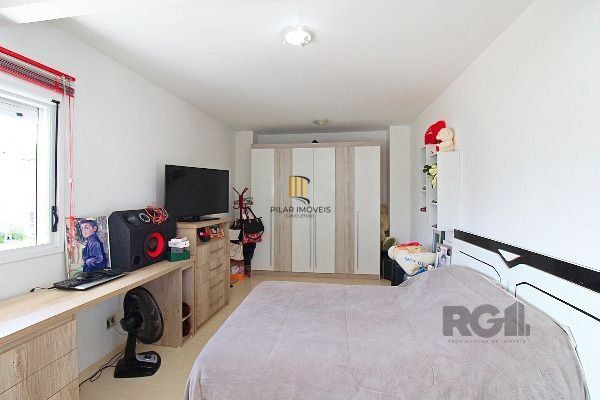Casa em Porto Alegre, no bairro Hípica, com 3 dormitório(s), e 3 banheiros, à venda.