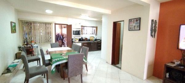 Casa em Porto Alegre, no bairro Camaquã, com 2 dormitório(s), e 2 banheiros, à venda.