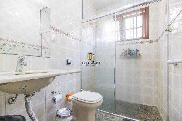 Casa para Venda - 300m², 4 dormitórios, sendo 1 suites, 8 vagas - Imperial Parque