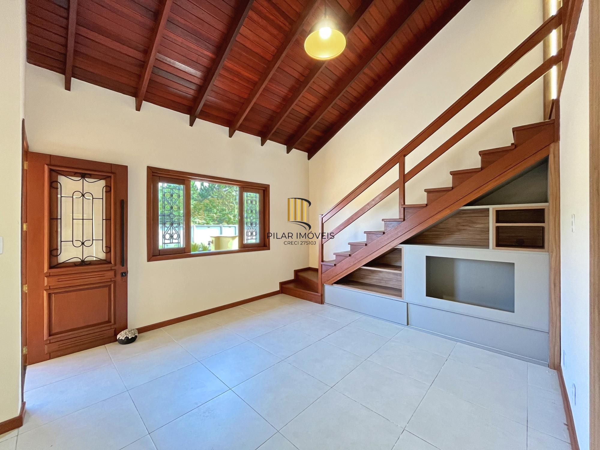 Casa com suíte no térreo em condomínio fechado