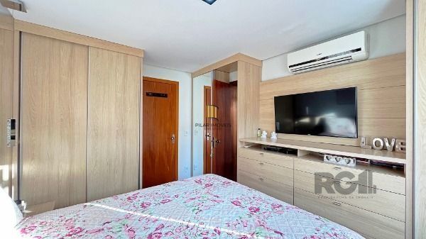 Casa em Porto Alegre, no bairro Campo Novo, com 3 dormitório(s), e 3 banheiros, à venda.
