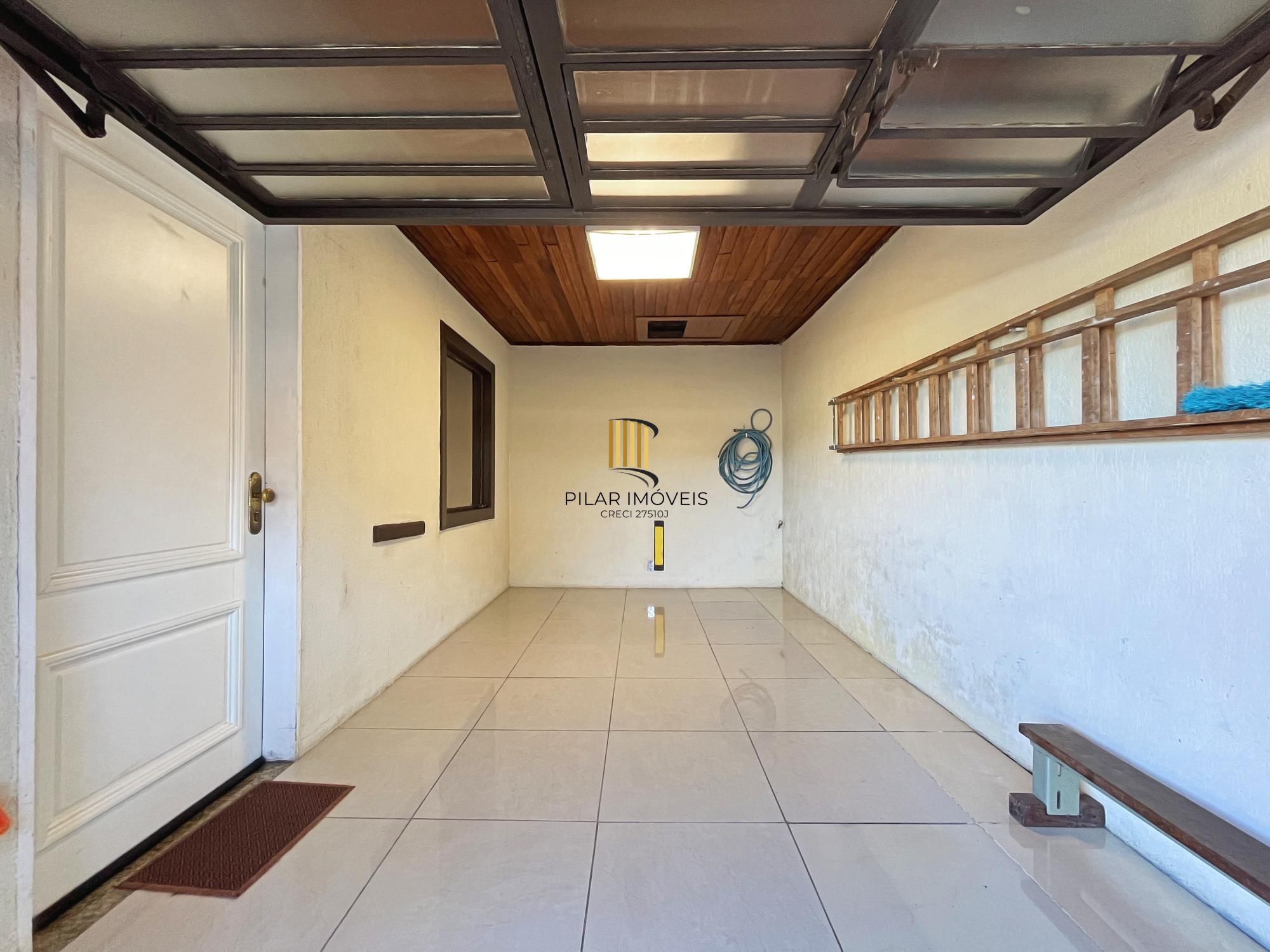 Ótima casa 2 dormitórios, 2 vagas, em rua calma no bairro.