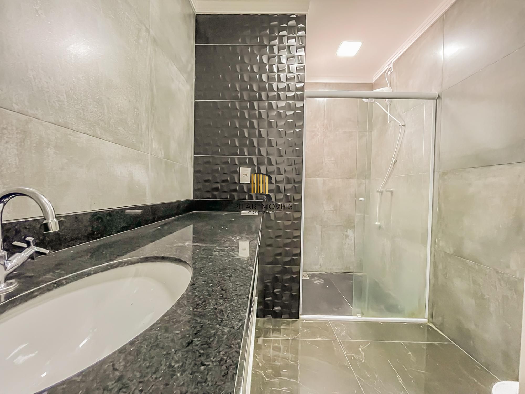 Casa ampla com piscina e suíte diferenciada em condomínio no Lagos de Ipanema zona Sul de Porto Alegre !