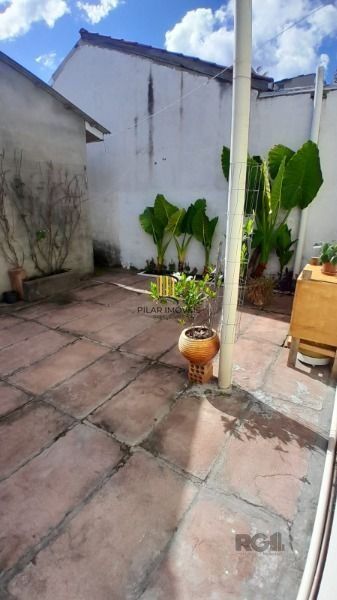 Casa em Porto Alegre, no bairro Restinga, com 2 dormitório(s), e 2 banheiros, à venda.