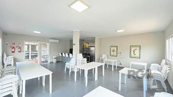Casa em Porto Alegre, no bairro Vila Nova, com 2 dormitório(s), e 2 banheiros, à venda.