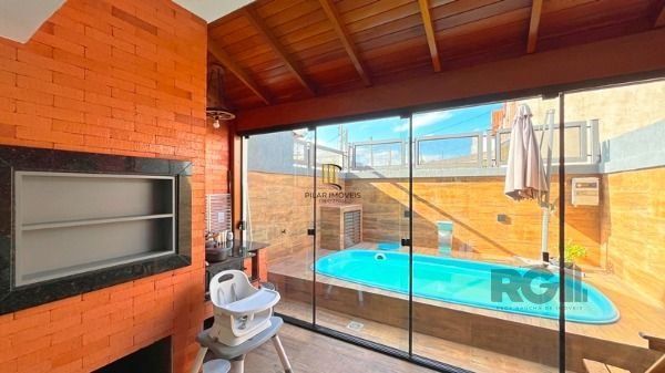Casa em Porto Alegre, no bairro Guarujá, com 3 dormitório(s), e 3 banheiros, à venda.