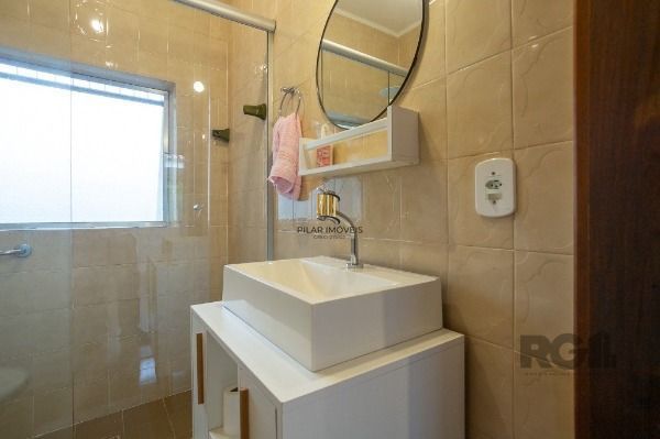 Casa em Porto Alegre, no bairro Medianeira, com 5 dormitório(s), e 5 banheiros, à venda.