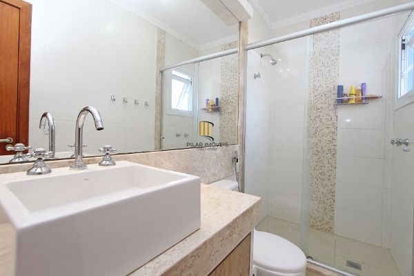 Ótima Casa com 3 dormitórios, semi mobiliada, pátio e vaga para carro.