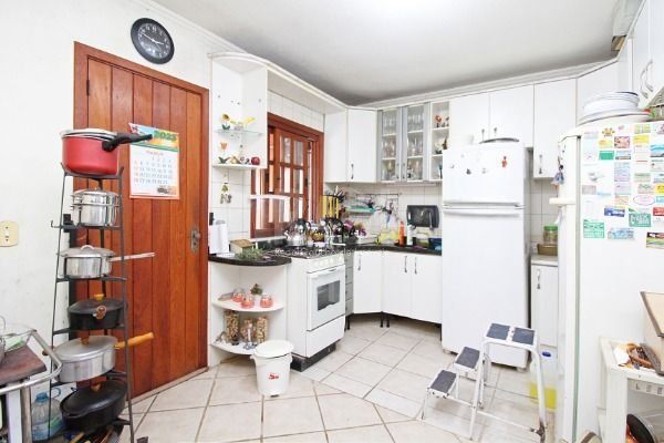 Casa em Porto Alegre, no bairro Hípica, com 2 dormitório(s), e 2 banheiros, à venda.