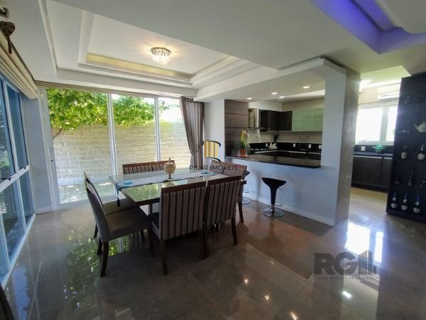 Casa em Porto Alegre, no bairro Hípica, com 3 dormitório(s), e 3 banheiros, à venda.