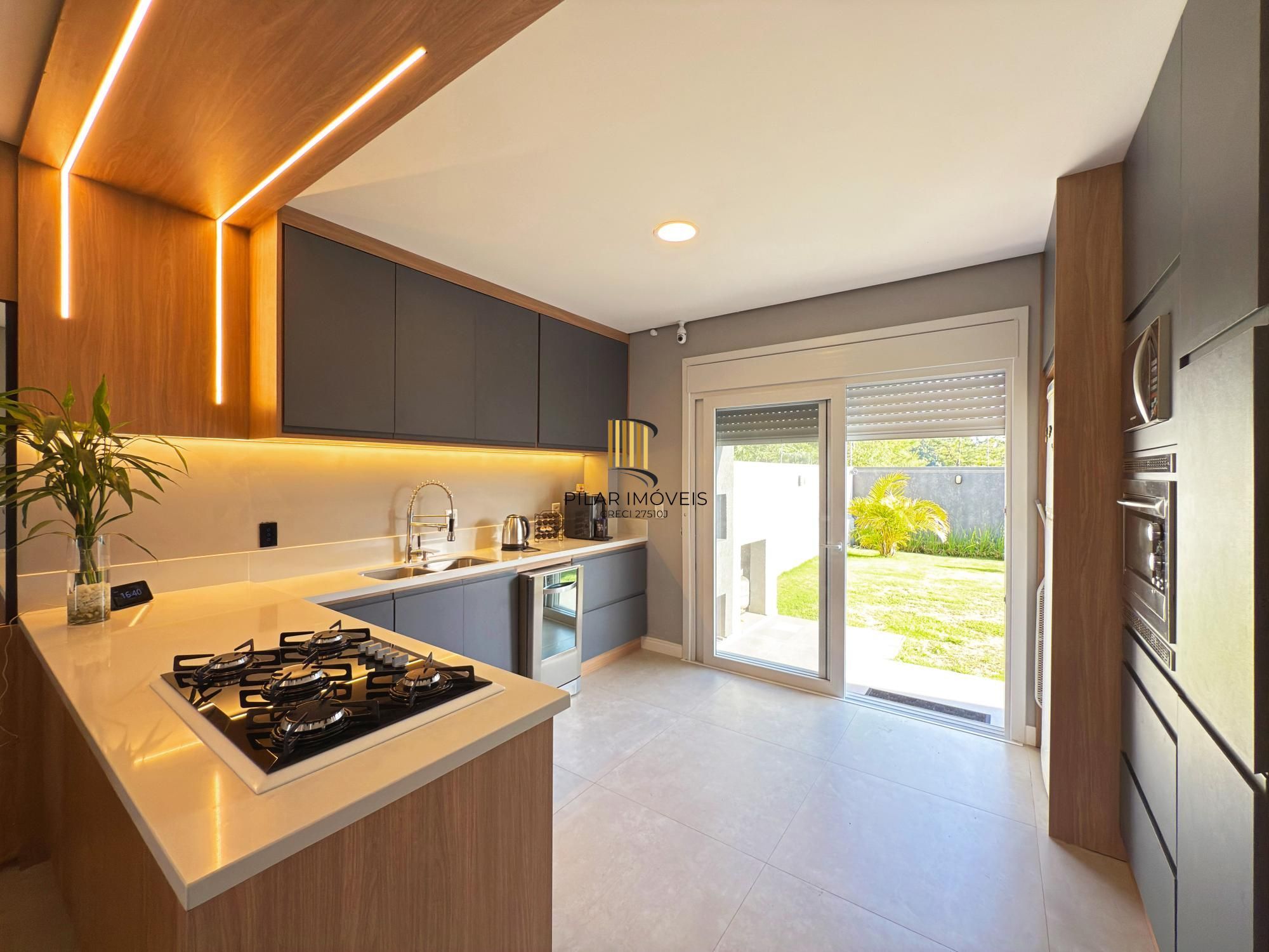 Casa moderna com 3 dormitórios com pátio grande e vista para o Rio Guaíba!