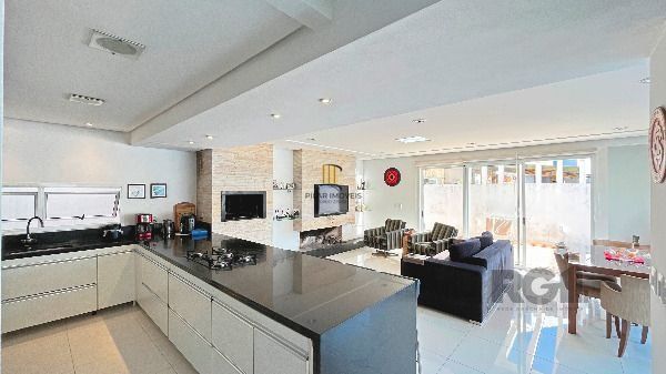 Casa em Porto Alegre, no bairro Hípica, com 3 dormitório(s), e 3 banheiros, à venda.