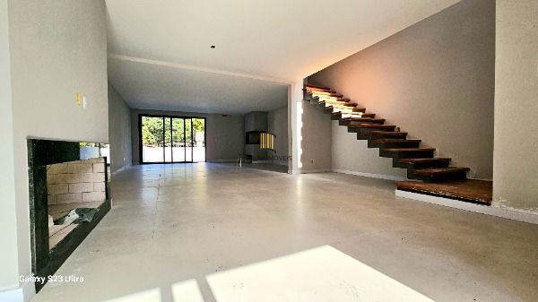 Casa em Porto Alegre, no bairro Ipanema, com 3 dormitório(s), e 3 banheiros, à venda.