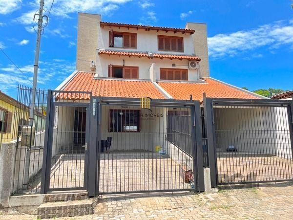 Casa em Porto Alegre, no bairro Tristeza, com 3 dormitório(s), e 3 banheiros, à venda.